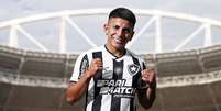 Thiago Almada em sua chegada ao Botafogo  Foto: Divulga&ccedil;&atilde;o/Botafogo