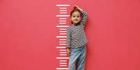 O desenvolvimento infantil sofre influ&ecirc;ncia direta de h&aacute;bitos como nutri&ccedil;&atilde;o, rotina de sono, pr&aacute;tica de exerc&iacute;cios e equil&iacute;brio emocional  Foto: New Africa | Shutterstock / Portal EdiCase