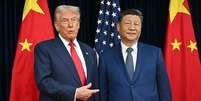 Os presidentes dos EUA, Donald Trump, e da China, Xi Jinping, durante encontro entre os dois em 30/10/2025  Foto: AFP via Getty Images / BBC News Brasil