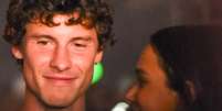 Bruna Marquezine e Shawn Mendes com alian&ccedil;a de compromisso? Casal &eacute; fotografado com joias iguais nos EUA.  Foto: Brazilnews / Purepeople