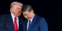 Trump e Xi Jinping de m&atilde;os dadas  Foto: REUTERS/Evelyn Hockstein/File Photo / BBC News Brasil