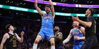 Chet Holmgren em enterrada na partida entre OKC Thunder e Los Angeles Lakers   Foto: Esporte News Mundo