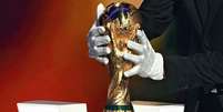 Ta&ccedil;a da Copa do Mundo de Futebol da Fifa  Foto: Jim WATSON/AFP via Getty Images / BBC News Brasil