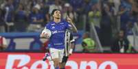 Kaio Jorge (Cruzeiro) celebrando seu gol contra o Atl&eacute;tico-MG, no dia 02.05.2026. Foto: Associated Press / Alamy