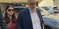 Ed Motta chega à delegacia para prestar depoimento  Foto: Reprodução/Globo