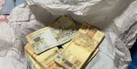Na casa de um dos agentes, antigo na corpora&ccedil;&atilde;o, foram encontrados R$ 60 mil em dinheiro vivo  Foto: Divulga&ccedil;&atilde;o/Gaeco