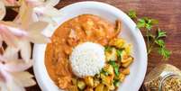 Estrogonofe de cogumelos com arroz branco e batatas  Foto: Ana Brettas | Shutterstock / Portal EdiCase