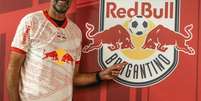 Jürgen Klopp tirando foto ao lado do escudo do Red Bull Bragantino - Foto: Ari Ferreira | Red Bull Bragantino / Jogada10
