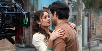 Paulinho (Romulo Estrela) e Gerluce (Sophie Charlotte) vivem cena rom&acirc;ntica no final de 'Tr&ecirc;s Gra&ccedil;as'. Foto: Divulga&ccedil;&atilde;o/TV Globo / Purepeople