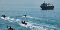 Pequenos barcos de ataque rápido integram as defesas do Irã  Foto: NurPhoto via Getty Images / BBC News Brasil