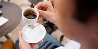 Consumir caf&eacute; logo ap&oacute;s as refei&ccedil;&otilde;es pode dificultar a absor&ccedil;&atilde;o de nutrientes importantes como ferro, c&aacute;lcio e vitaminas  Foto: Shutterstock / Sa&uacute;de em Dia
