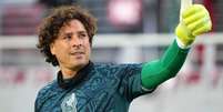 Guillermo Ochoa em a&ccedil;&atilde;o pela sele&ccedil;&atilde;o azteca na Liga das Na&ccedil;&otilde;es da Concacaf - Foto: Click Thompson/Getty Images / Jogada10