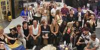 O elenco do 'Gran Hermano' com an&ocirc;nimos, celebridades e ex-competidores: reality tem entra e sai quase o tempo todo  Foto: Reprodu&ccedil;&atilde;o