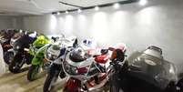 Cole&ccedil;&atilde;o de motos de Neymar enfileiradas na garagem de sua resid&ecirc;ncia em Santos Foto: Reprodu&ccedil;&atilde;o/Youtube CS CLIPS TV