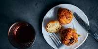 Aprenda a fazer bolinho de arroz crocante na air fryer com sobras da geladeira; veja receita pr&aacute;tica, econ&ocirc;mica e cheia de sabor  Foto: Reprodu&ccedil;&atilde;o: Marjhan Ramboyong/Pexels / Bons Fluidos