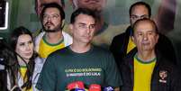No &uacute;ltimo fim de semana, durante um evento da pr&eacute;-campanha em Santa Catarina, Fl&aacute;vio Bolsonaro usou uma camiseta com a inscri&ccedil;&atilde;o "O Pix &eacute; do Bolsonaro; o Master &eacute; do Lula".  Foto: AFP via Getty Images / BBC News Brasil