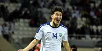 Shomurodov em campo pela sele&ccedil;&atilde;o do Uzbequist&atilde;o &ndash;  Foto: Divulga&ccedil;&atilde;o/@UzbekistanFA / Jogada10