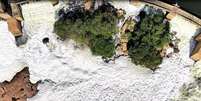 Espuma densa e t&oacute;xica se formou no Rio Tiet&ecirc;, na altura de Salto (SP)  Foto: Divulga&ccedil;&atilde;o/Daniel Santos/D-Vision Imagens