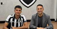 Crias do Bairro renovam contratos. Os tr&ecirc;s t&ecirc;m 18 anos &ndash;&nbsp;  Foto: Henrique Lima / Botafogo / Jogada10