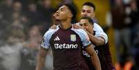 Jogadores de Aston Villa e Liverpool em disputa de bola no Villa Park - Foto: Shaun Botterill/Getty Images / Jogada10