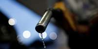 Gasolina pinga do bocal de uma bomba de combust&iacute;vel em um posto de gasolina da Petrobras, em Bras&iacute;lia
7 de mar&ccedil;o de 2022
REUTERS/Adriano Machado  Foto: Reuters