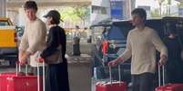Bruna Marquezine e Shawn Mendes surgem com an&eacute;is iguais em aeroporto. Veja as fotos do flagra e entenda por que os f&atilde;s suspeitam de noivado  Foto: Reprodu&ccedil;&atilde;o X/@BMAMidias / Bons Fluidos