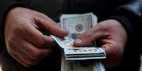 Homem conta notas de US$100
20 de dezembro de 2025
Majid Asgaripour/WANA (Ag&ecirc;ncia de Not&iacute;cias da &Aacute;sia Ocidental) via REUTERS   Foto: Reuters