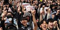 Membros do sindicato dos trabalhadores da Samsung Electronics cantam slogans durante um protesto contra os n&iacute;veis de compensa&ccedil;&atilde;o da empresa antes de uma longa greve planejada em frente &agrave; f&aacute;brica de semicondutores da Samsung Electronics em Pyeongtaek, Coreia do Sul, em 23 de abril de 2026
REUTERS/Kim Hong-Ji  Foto: Reuters