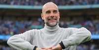 Pep Guardiola ergue sua 20&ordf; ta&ccedil;a no comando dos Citizens - Foto: Divulga&ccedil;&atilde;o / Manchester City / Jogada10