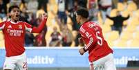 Rafa Silva Richard R&iacute;os, &agrave; esquerda, vibra intensamente logo ap&oacute;s abrir o placar para o Benfica. Foto: Divulga&ccedil;&atilde;o&nbsp; Benfica / Jogada10