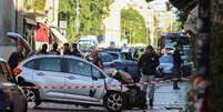 A pol&iacute;cia trabalha no local depois que v&aacute;rias pessoas ficaram feridas quando um carro atropelou pedestres no centro da cidade de Modena, no norte da It&aacute;lia, em 16 de maio de 2026. REUTERS/Stringer  Foto: Reuters