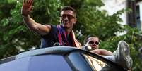 Robert Lewandowski, do FC Barcelona, comemora o t&iacute;tulo da LaLiga EA Sports e da Supercopa da Espanha 2025/26 nas ruas de Barcelona Foto: Javier Borrego/Europa Press via Getty Images