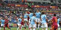 Gianluca Mancini marca o segundo gol da Roma diante da Lazio no Est&aacute;dio Ol&iacute;mpico &ndash; Foto de Paolo Bruno/Getty Images  Foto: Jogada10
