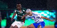 Palmeiras e Cruzeiro ficam no 1 a 1, na Arena Barueri. Na foto, Árias se Matheus Pereira –  Foto: Marco Galvão / Cruzeiro / Jogada10