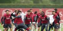Foto: Harry Murphy/Getty Images - Legenda: Jogadores do Arsenal durante treinamento da equipe / Jogada10