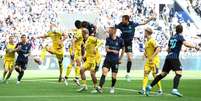 Bonny (encoberto) cabeceia para marcar o gol da Inter. O &aacute;rbitro, por&eacute;m, deu gol contra de Edmundsson (5) - Foto: Marco Luzzani/Getty Images / Jogada10