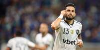 Alex Telles comemorando o empate do Botafogo no Mineir&atilde;o   Foto: V&iacute;tor Silva/Botafogo / Esporte News Mundo