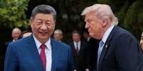O presidente dos EUA, Donald Trump, fala com o presidente chinês, Xi Jinping, ao sair após uma visita ao Jardim Zhongnanhai em Pequim, China, em 15 de maio de 2026. REUTERS/Evan Vucci/Pool/File Photo  Foto: Reuters
