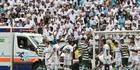 Luan Peres tem atendimento m&eacute;dico do Santos durante partida contra o Coritiba no est&aacute;dio Arena Corinthians pelo campeonato Brasileiro A 2026.  Foto: OTA ERRE/AGIF - AG&Ecirc;NCIA DE FOTOGRAFIA/ESTAD&Atilde;O CONTE&Uacute;DO