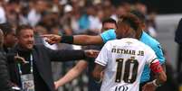 Neymar em derrota do Santos para o Coritiba  Foto: MAUR&Iacute;CIO DE SOUZA/AGIF - AG&Ecirc;NCIA DE FOTOGRAFIA/ESTAD&Atilde;O CONTE&Uacute;DO