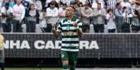 Breno Lopes comemora gol do Coritiba na vit&oacute;ria sobre o Santos Foto: Instagram/@Coritiba
