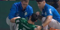 Ramon Sosa deixa o campo machucado em jogo contra o Cruzeiro Foto: Reprodu&ccedil;&atilde;o/SporTV