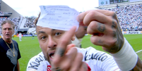 Saiba o que estava escrito no papel exibido por Neymar ao ser substitu&iacute;do por engano  Foto: Reprodu&ccedil;&atilde;o/Premiere