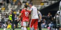Carbonero recebe o terceiro amarelo e, assim, est&aacute; fora do jogo contra o Vit&oacute;ria - Foto: Ricardo Duarte / Internacional / Jogada10