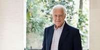 O ator Antonio Fagundes nas grava&ccedil;&otilde;es da novela Quem Ama Cuida, de Walcyr Carrasco Foto: Manolla Mello/Divulga&ccedil;&atilde;o / BBC News Brasil