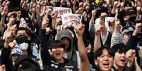 Membros do sindicato dos trabalhadores da Samsung Electronics cantam slogans durante um protesto contra os níveis de compensação da empresa antes de uma longa greve planejada em frente à fábrica de semicondutores da Samsung Electronics em Pyeongtaek, Coreia do Sul, em 23 de abril de 2026.   REUTERS/Kim Hong-Ji/Foto de arquivo  Foto: Reuters
