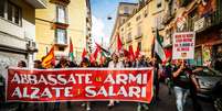 Manifestantes em N&aacute;poles pedem para 'baixar armas" e 'aumentar sal&aacute;rios'  Foto: ANSA / Ansa - Brasil