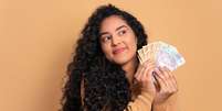 Veja como fazer um banho com louro para atrair dinheiro Foto: Shutterstock / Jo&atilde;o Bidu