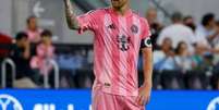 Messi, sem gostar nada do que ouve da torcida, faz gestos de desaprovação em direção às arquibancadas –  Foto: Reprodução / Jogada10