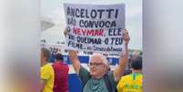 Torcedor Samuca da Pavuna assinou cartaz contra a convoca&ccedil;&atilde;o de Neymar para a Sele&ccedil;&atilde;o Brasileira  Foto: &Eacute;ros Mendes/Terra